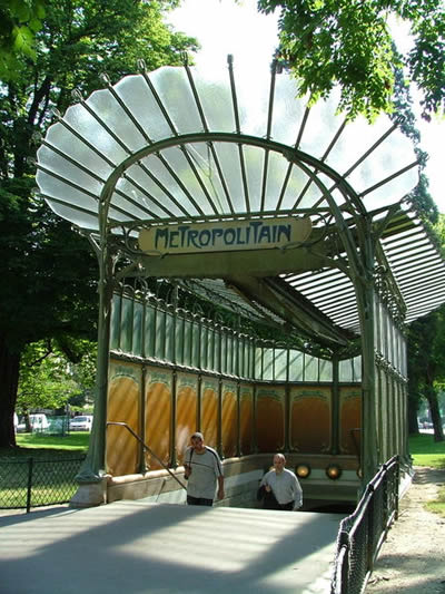 guimard在1899所设计的巴黎porte dauphine地铁出口是新艺术运动的